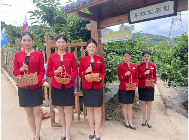 產業助力 龍馬先行——旅游學院“龍馬”會務隊以專業禮儀服務賦能產銷會