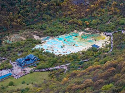 國(guó)內(nèi)景區(qū)客流高位運(yùn)行 黃龍創(chuàng)紀(jì)錄與黃果樹飽和下的管理挑戰(zhàn)